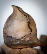 KERAMIČKA STILIZIRANA APSTRAKTNA PTICA SREĆE U SAGGAR TEHNICI KARMELA